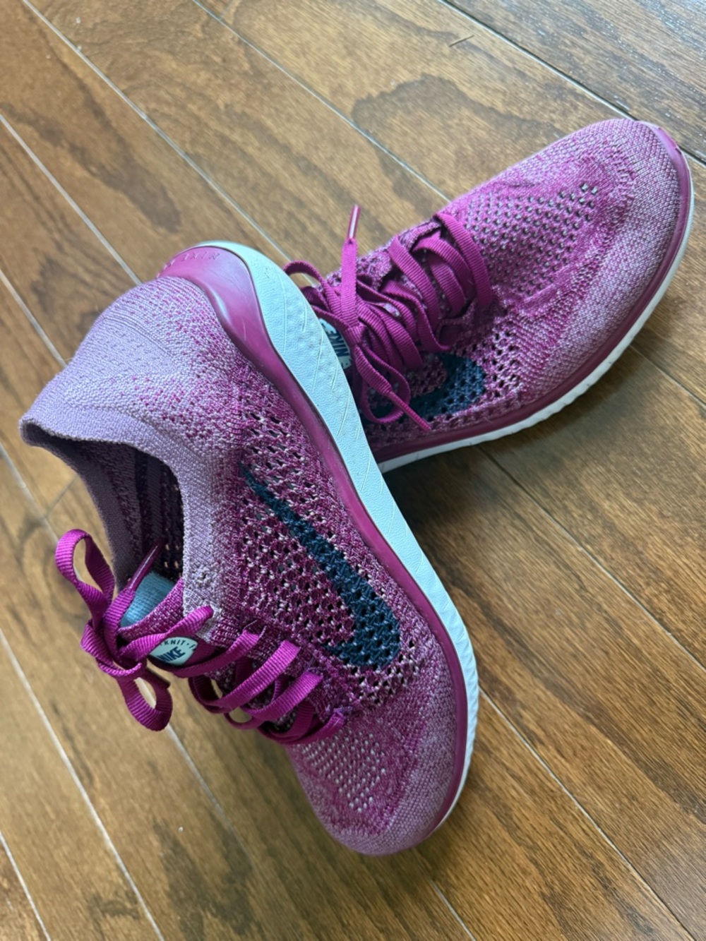 Nike Women's Magenta Free RN Flyknit shoes size 8 women’s US
